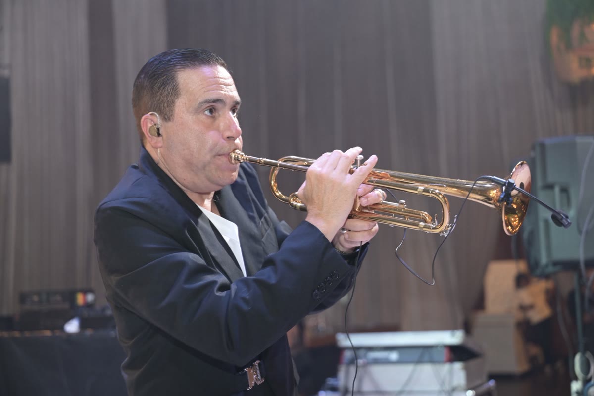 רפי דוידוב מנגן בחצוצרה בקבלת פנים