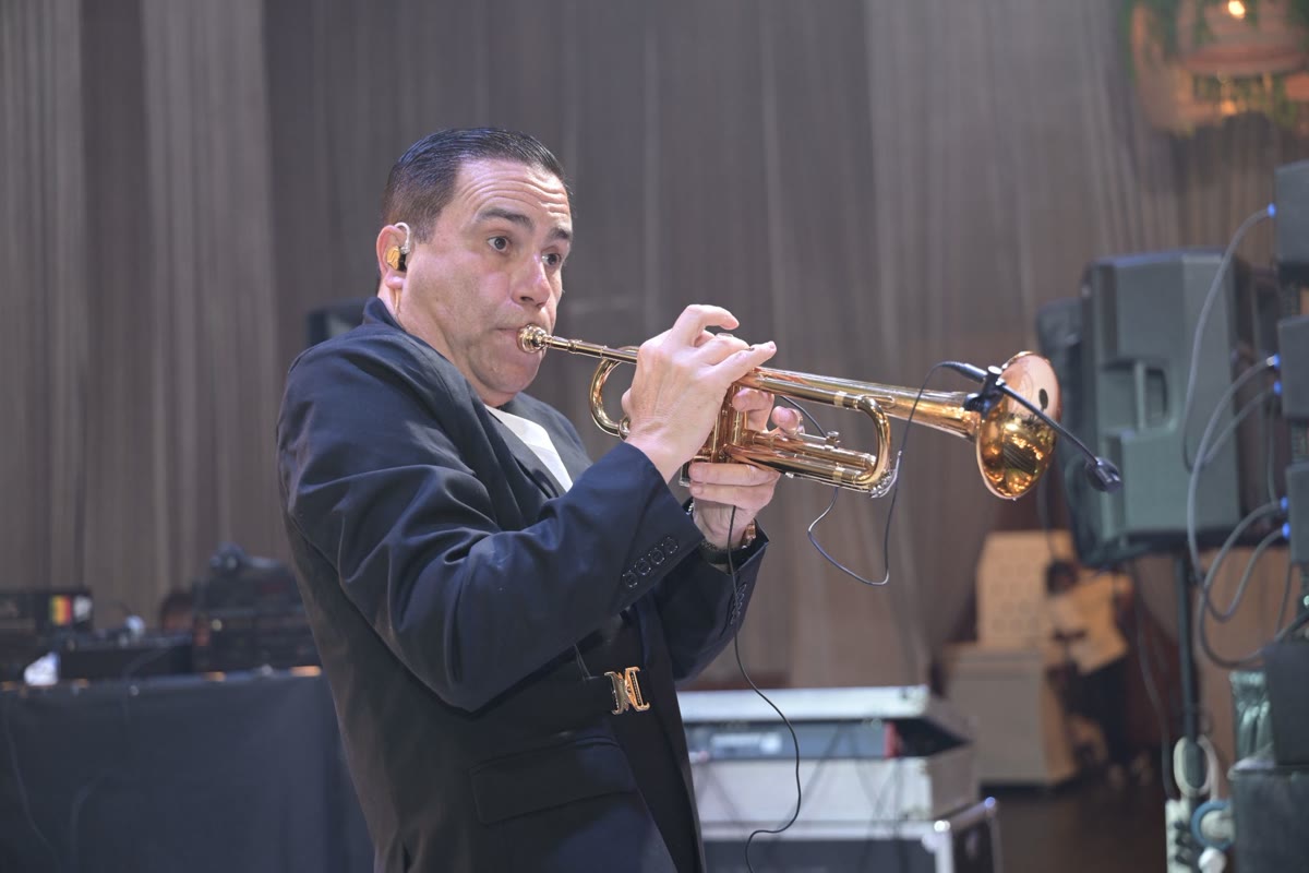 רפי דוידוב עם החצוצרה על הבמה